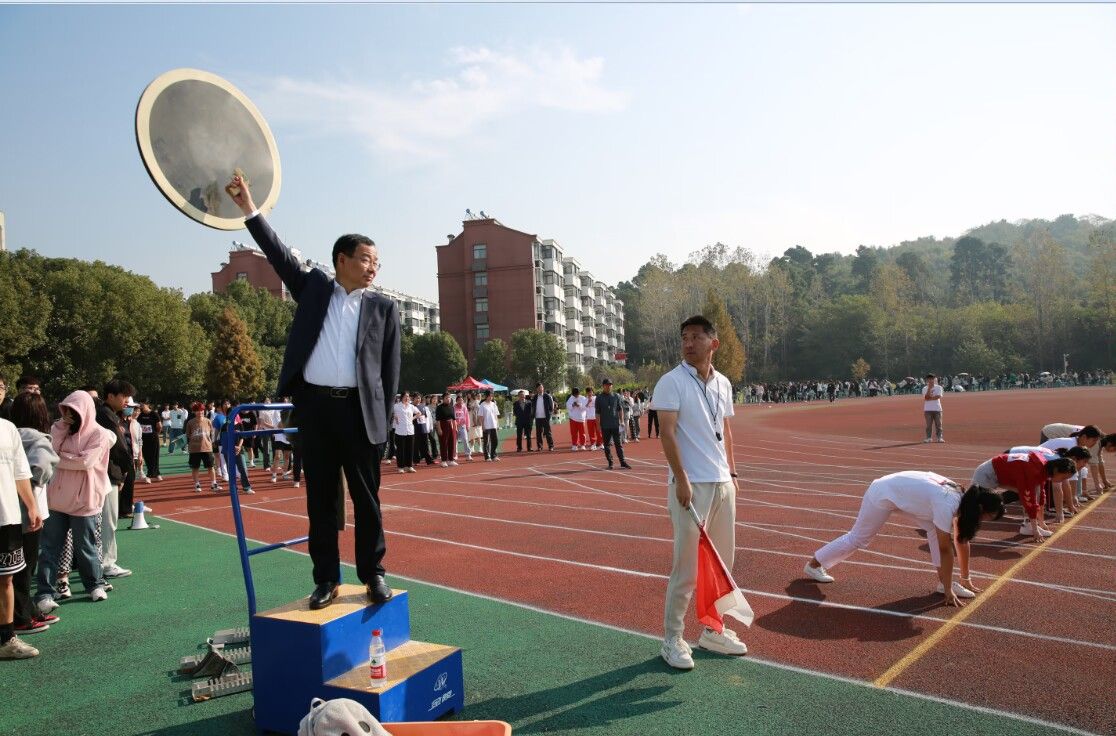 上海青少年游泳锦标赛引入全新计时系统确保公平公正(图1)